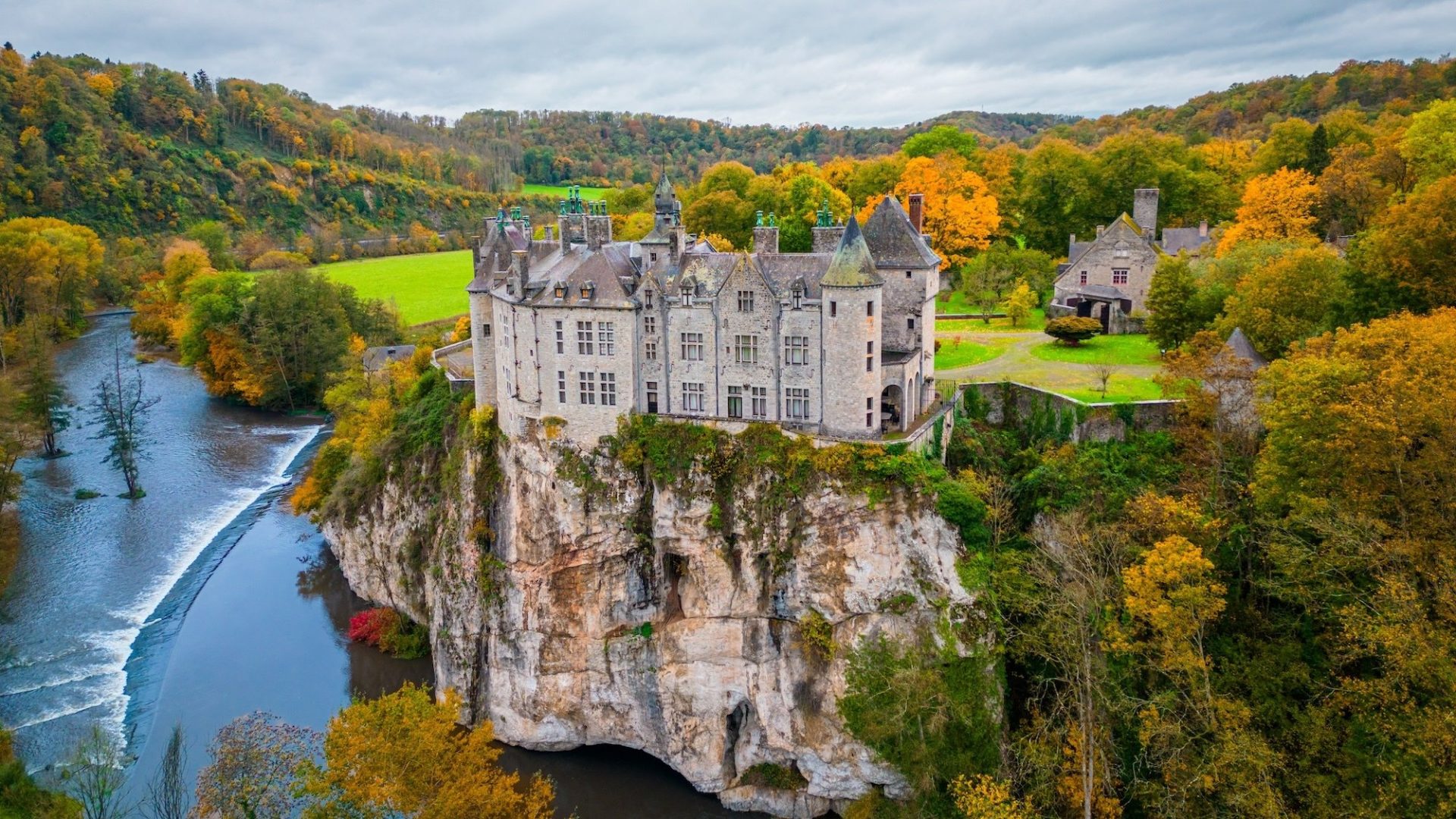 Château de Walzin : Une forteresse posée sur la roche